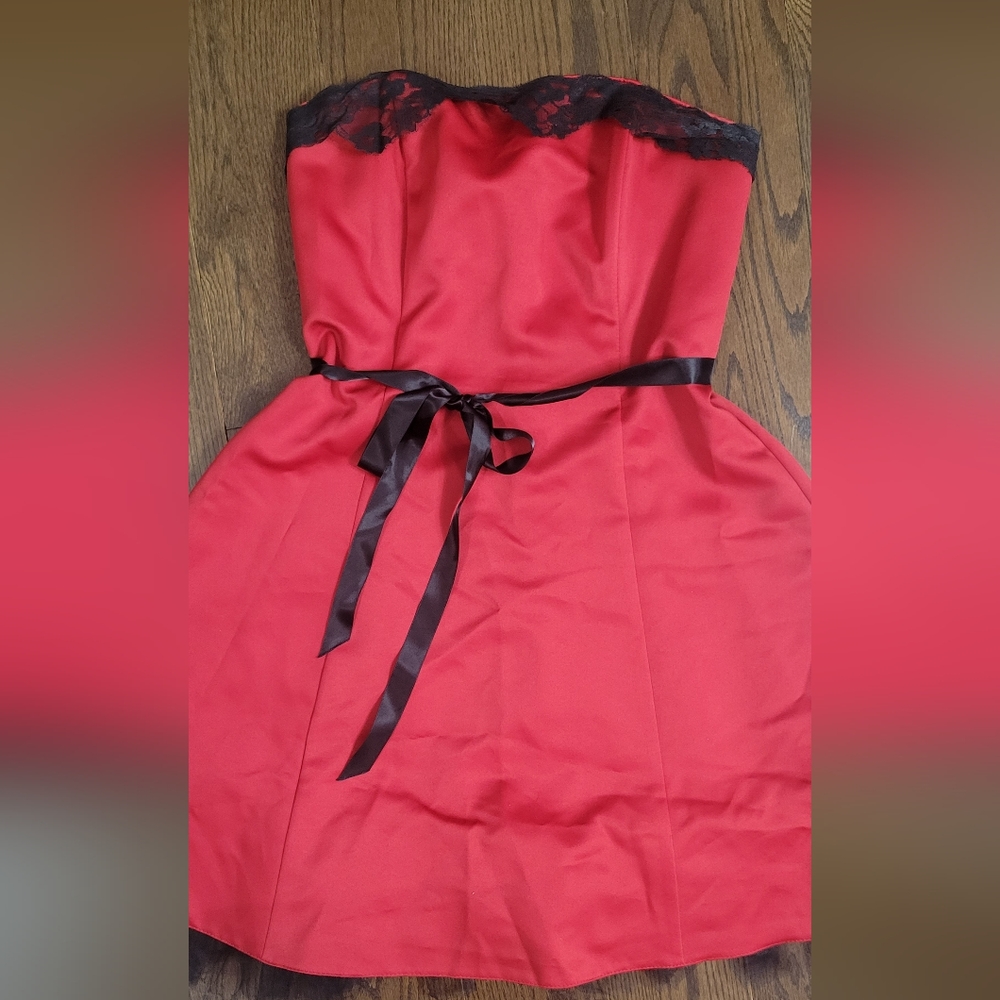 Beautiful Strapless red dress with black belt - Picture 3 of 11